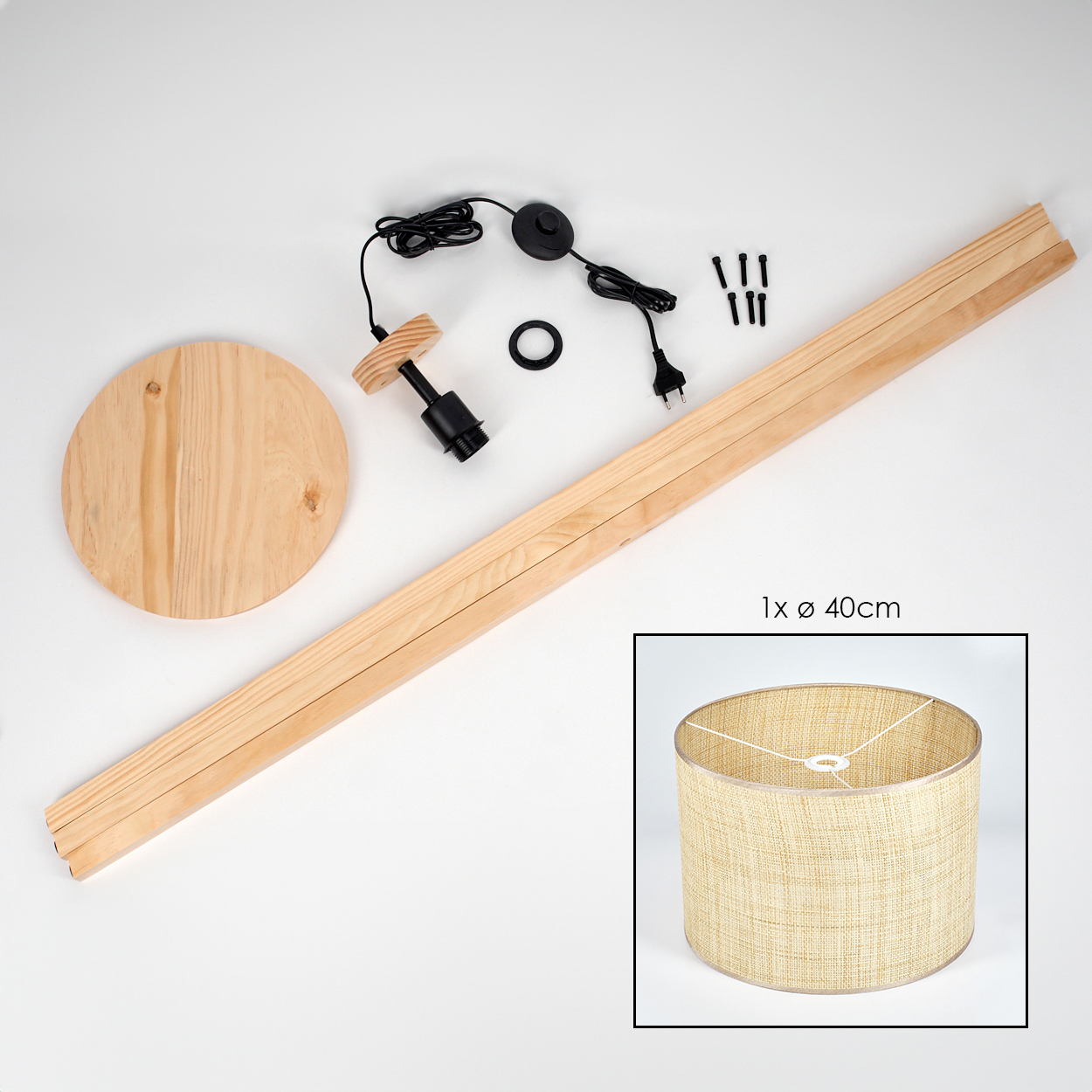 Zerlegte Stehlampenkomponenten: Holzrahmenelemente, ein Lampenhalter, Schrauben und ein Lampenschirm.