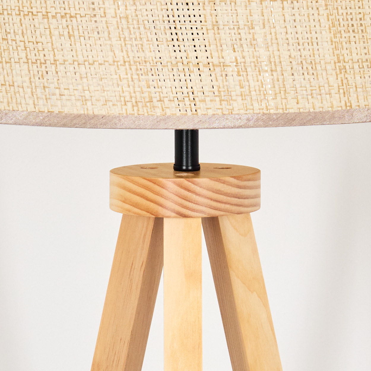 Nahaufnahme der hölzernen Stativlampe. Der Schirm ist beige und ruht auf einem Holzsockel.