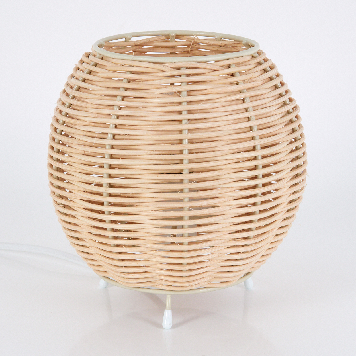 Rattanlampe mit Licht im Inneren, weißer Hintergrund.