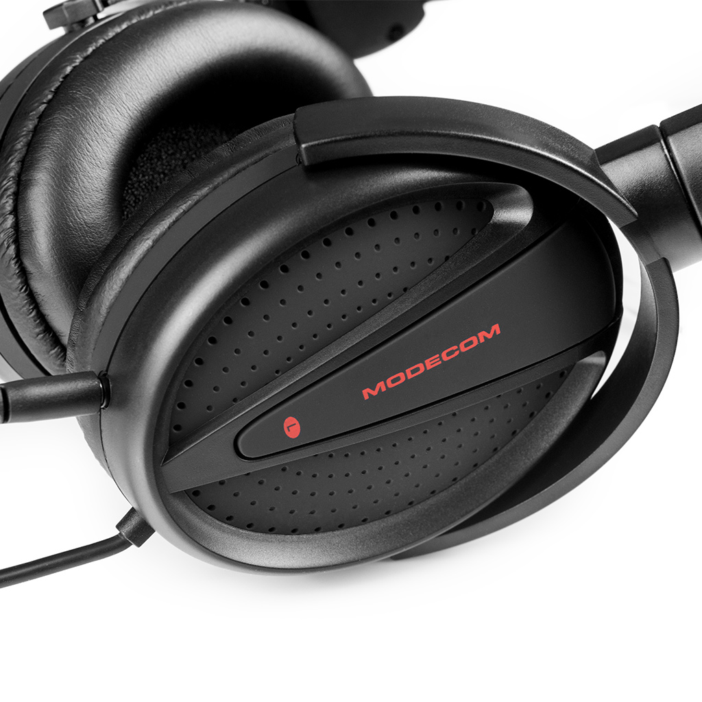 Czarne słuchawki z czerwonym logo MODECOM. Zdjęcie przedstawia zbliżenia na nauszniki i pałąk.