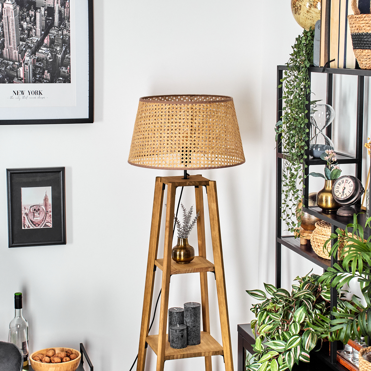 Stehlampe aus Holz mit gewebtem Schirm, Ablagen und Deko. Der Raum hat Einrichtung.