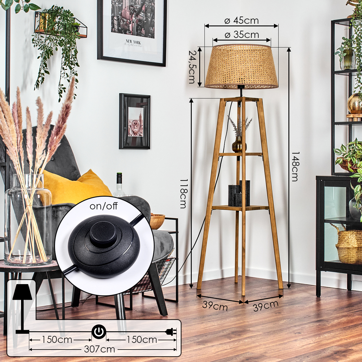 Stehlampe mit gewebtem Schirm, Holzrahmen und Fußschalter.