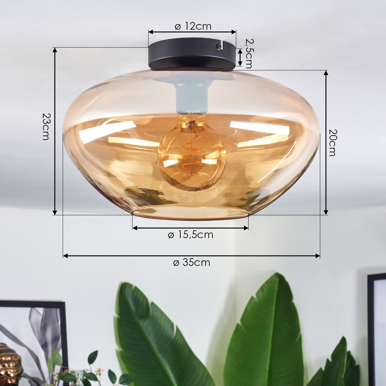 Deckenlampe mit goldenem Glasschirm und sichtbarer Glühbirne.