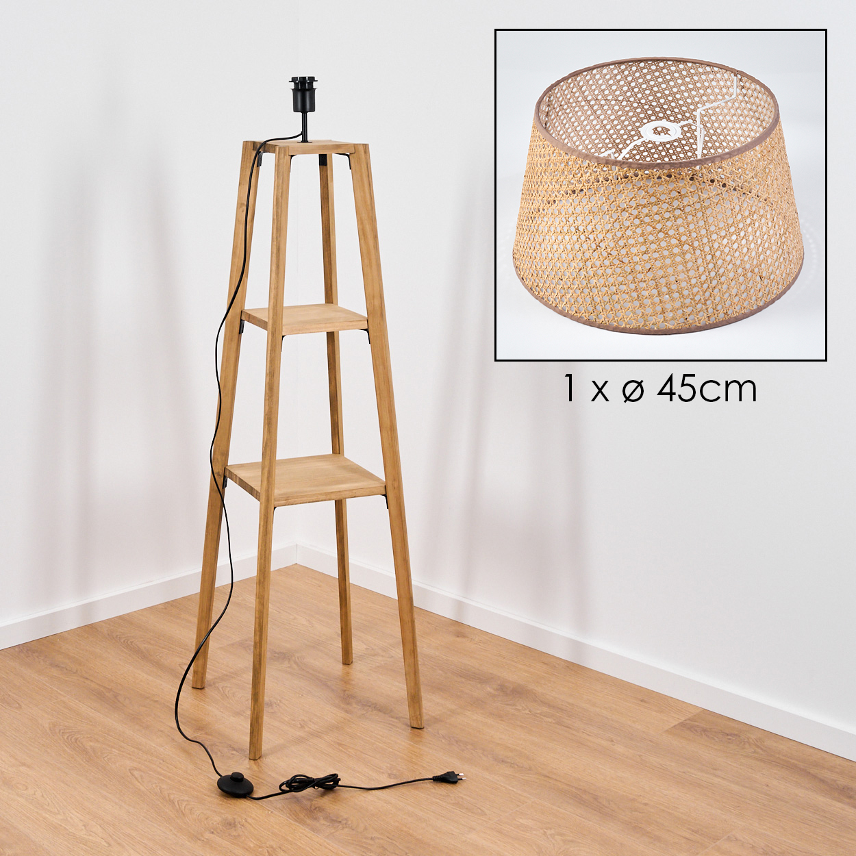 Holz-Stehleuchte mit drei Regalen, schwarzem Kabel und Lampenschirm. Ein Rattanschir ist in der Ecke.