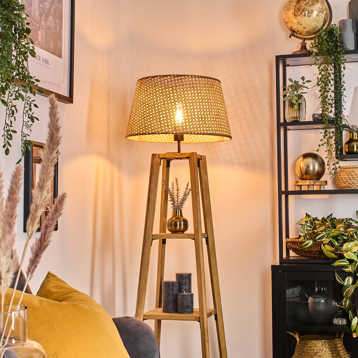 Wohnzimmerszene mit Stehlampe, Sofa und dekorativen Gegenständen.