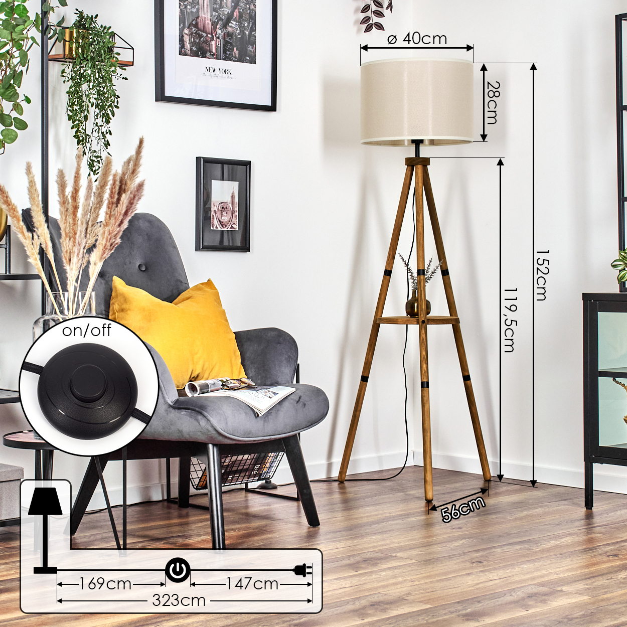 Eine Holzstativlampe mit Maßen, neben einem grauen Sessel und einem schwarzen Ein/Aus-Schalter.