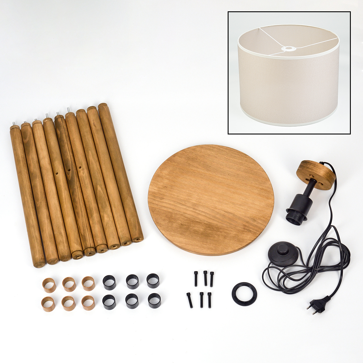 Zusammenbau einer Stehlampe: Holzbeine, ein rundes Regal, ein Lampenschirm und andere Komponenten.
