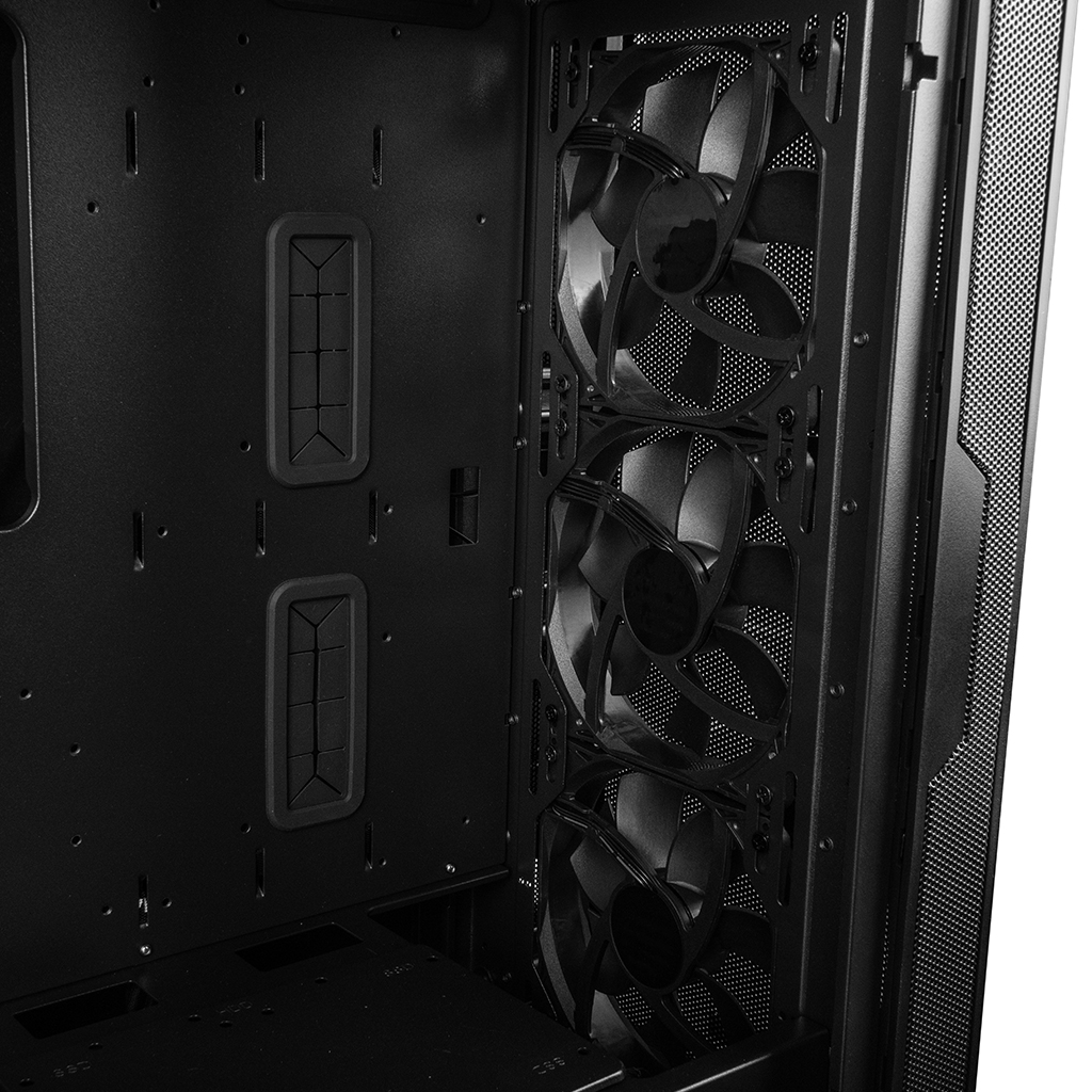 Wnętrze czarnej obudowy komputera, z wentylatorami i strukturą wewnętrzną, ciemne i szczegółowe.