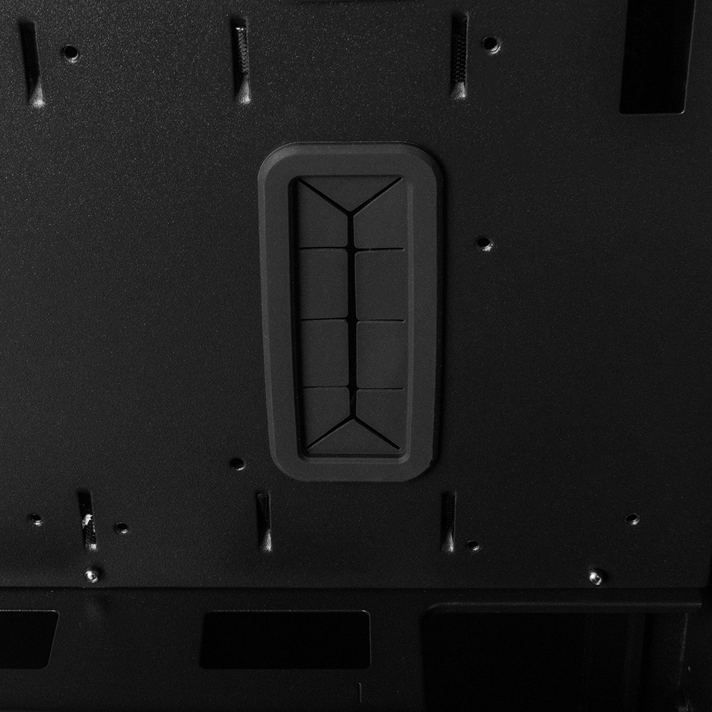 Zbliżenie czarnej obudowy komputera z prostokątnym wycięciem i kilkoma śrubami.