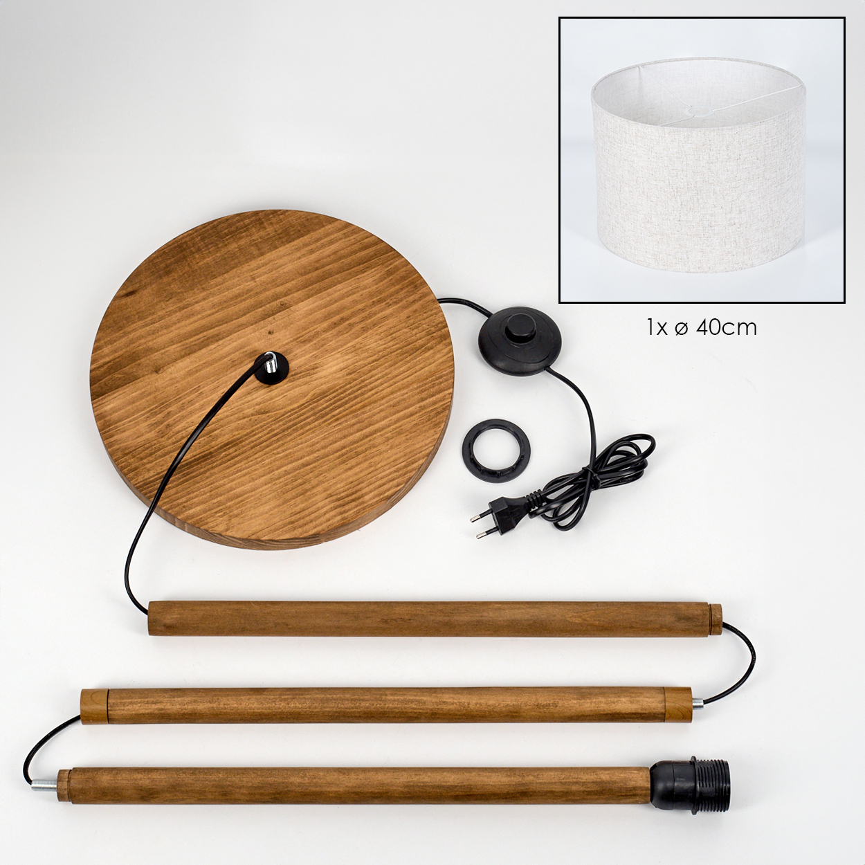 Zerlegte Stehlampenteile: ein Holzfuß, Stiel, Schirm und elektrische Komponenten.