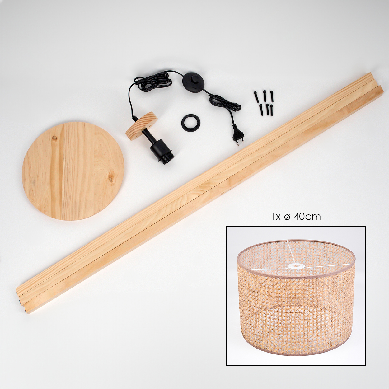 Zerlegte Lampenteile auf Weiß. Holzsockel, Stange, Schirm und Hardware-Komponenten.