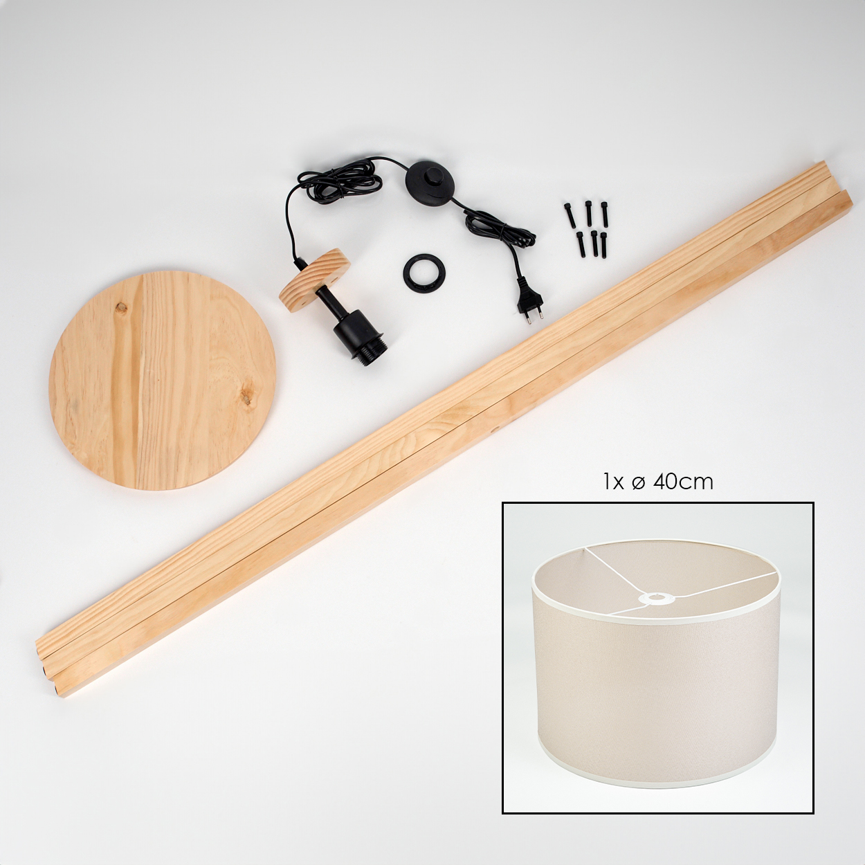 Komponenten einer Stehlampe: Holzsockel, Stütze, Schirm und elektrische Teile, auf weißer Oberfläche.