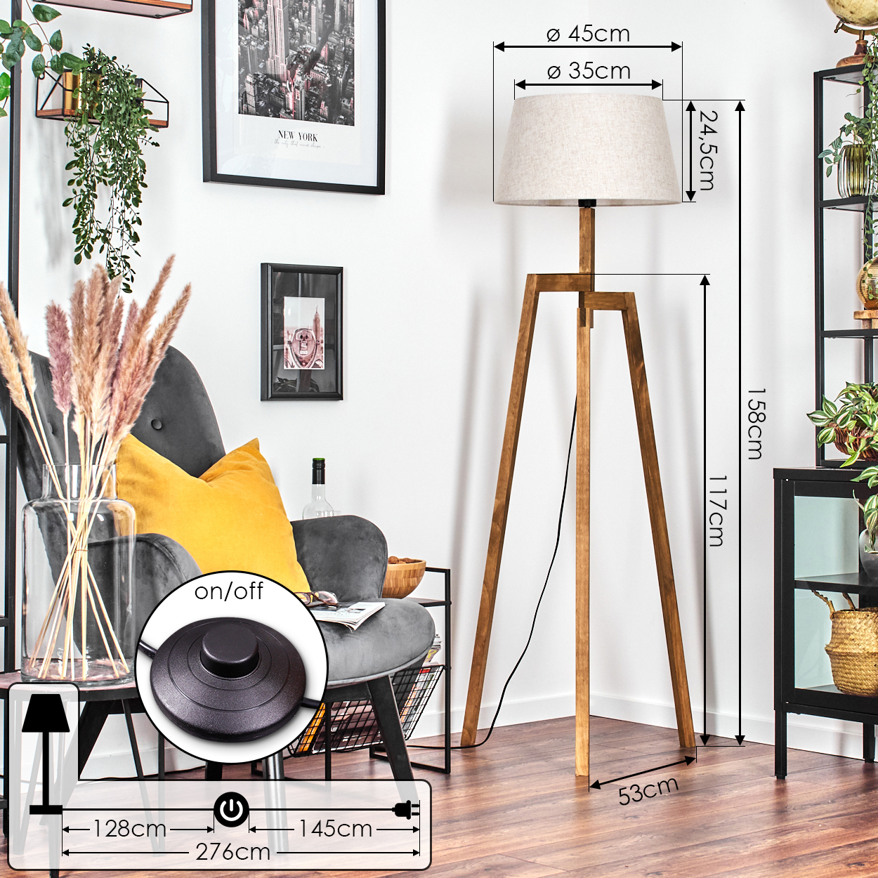 Stehlampe aus Holz mit Stativfuß und beigem Lampenschirm, in einem Wohnzimmer, mit Ein/Aus-Schalter.