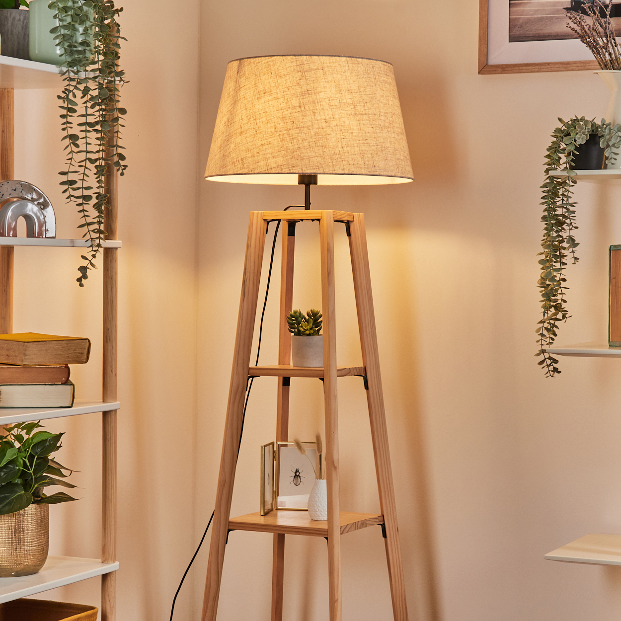 Stehlampe mit Lampenschirm und Regalen in einem gut beleuchteten Wohnzimmer.