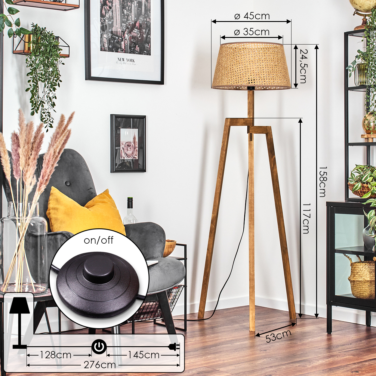 Holz-Stativlampe im Raum. Abmessungen sind sichtbar. Beiger Rattanschatten. Ein-/Ausschalter auf dem Boden.