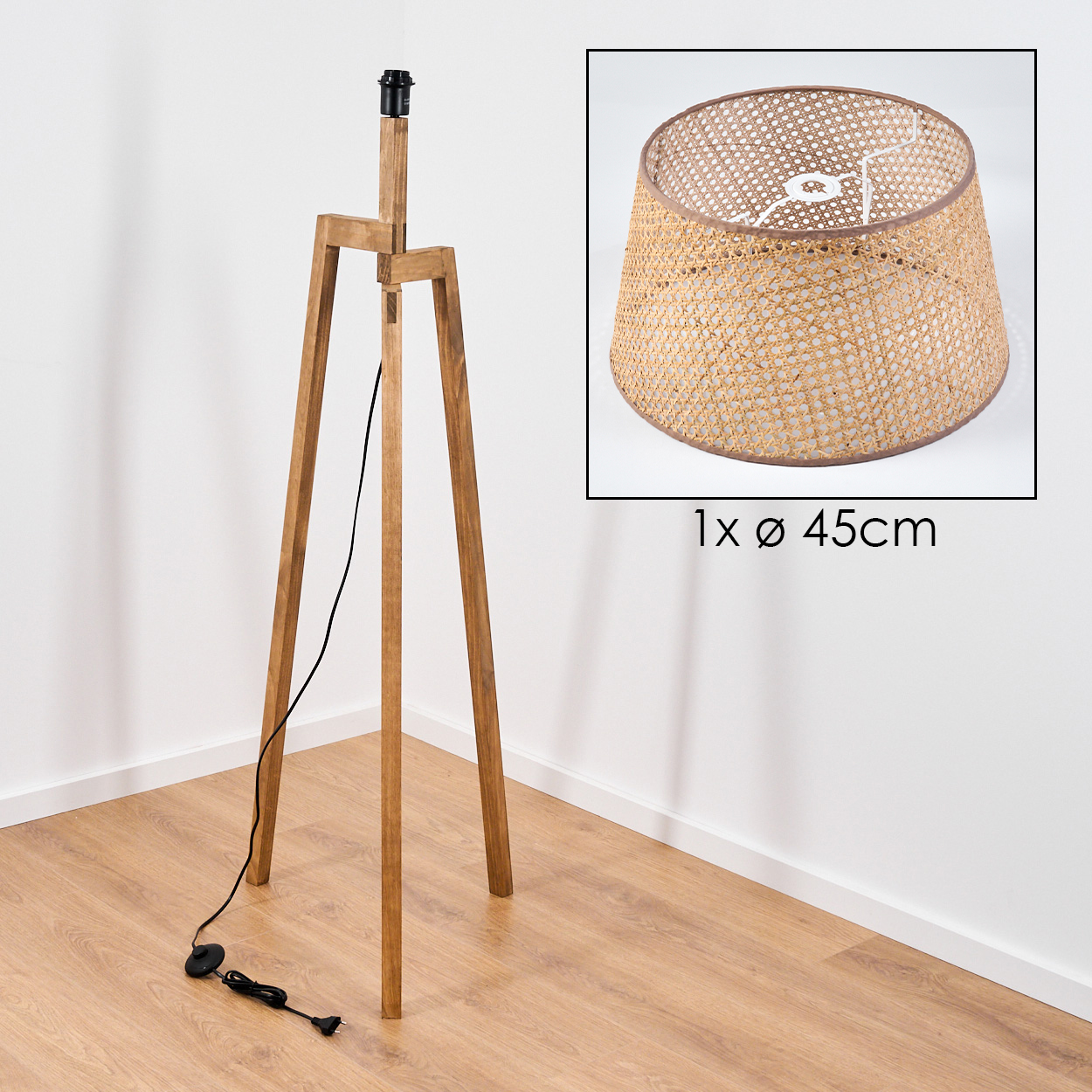 Holz-Stativlampe zerlegt. Lampensockel, Beine, Netzkabel und Schirm. Weißer Hintergrund.
