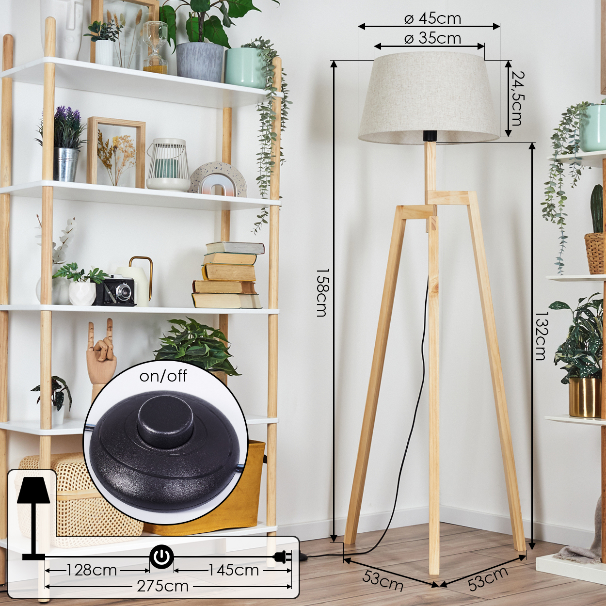 Stativ-Stehlampe aus Holz mit beigem Schirm. Weiße Regale und Pflanzen im Hintergrund. Abmessungen sind sichtbar.