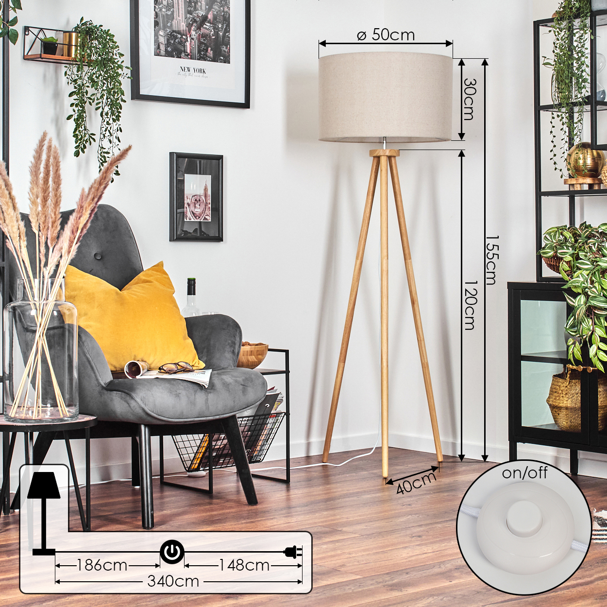 Eine hölzerne Stativ-Stehlampe mit beigem Lampenschirm steht in einem gemütlichen Wohnzimmer.