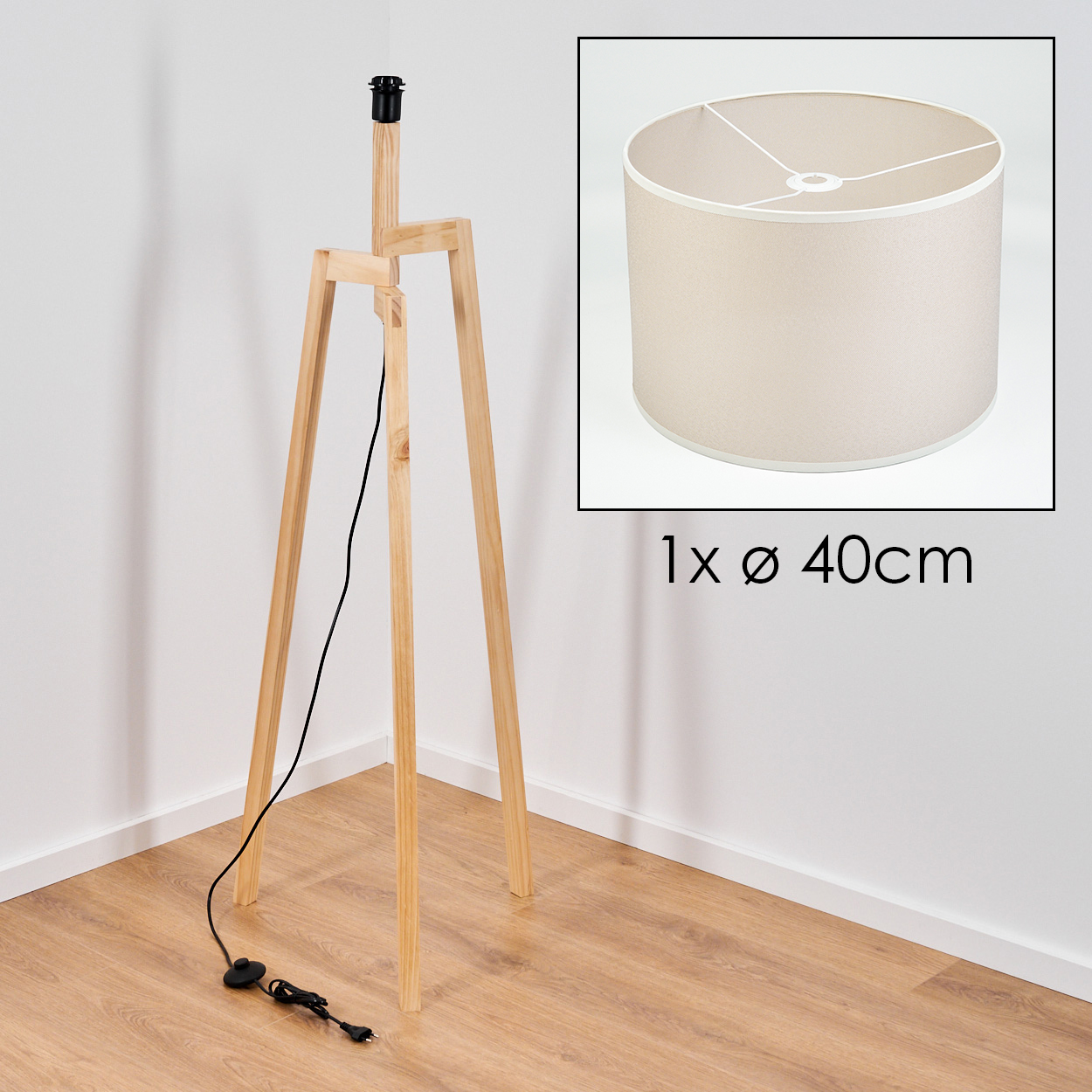 Ein Holz-Stativ-Lampenständer mit schwarzem Netzkabel und beigem Lampenschirm.