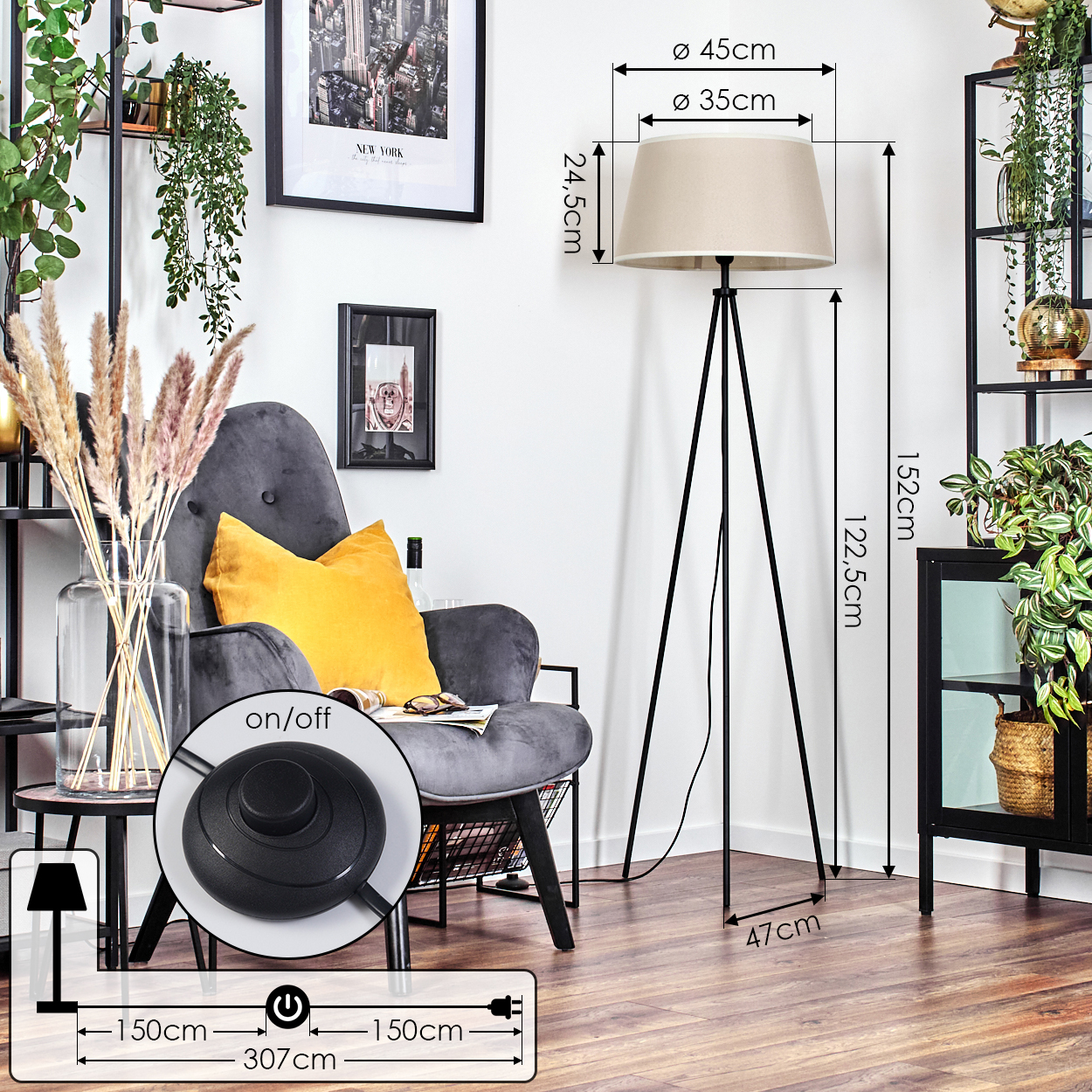Eine Stehlampe mit beigem Schirm, neben einem grauen Stuhl und einem schwarzen Regal mit Pflanzen.
