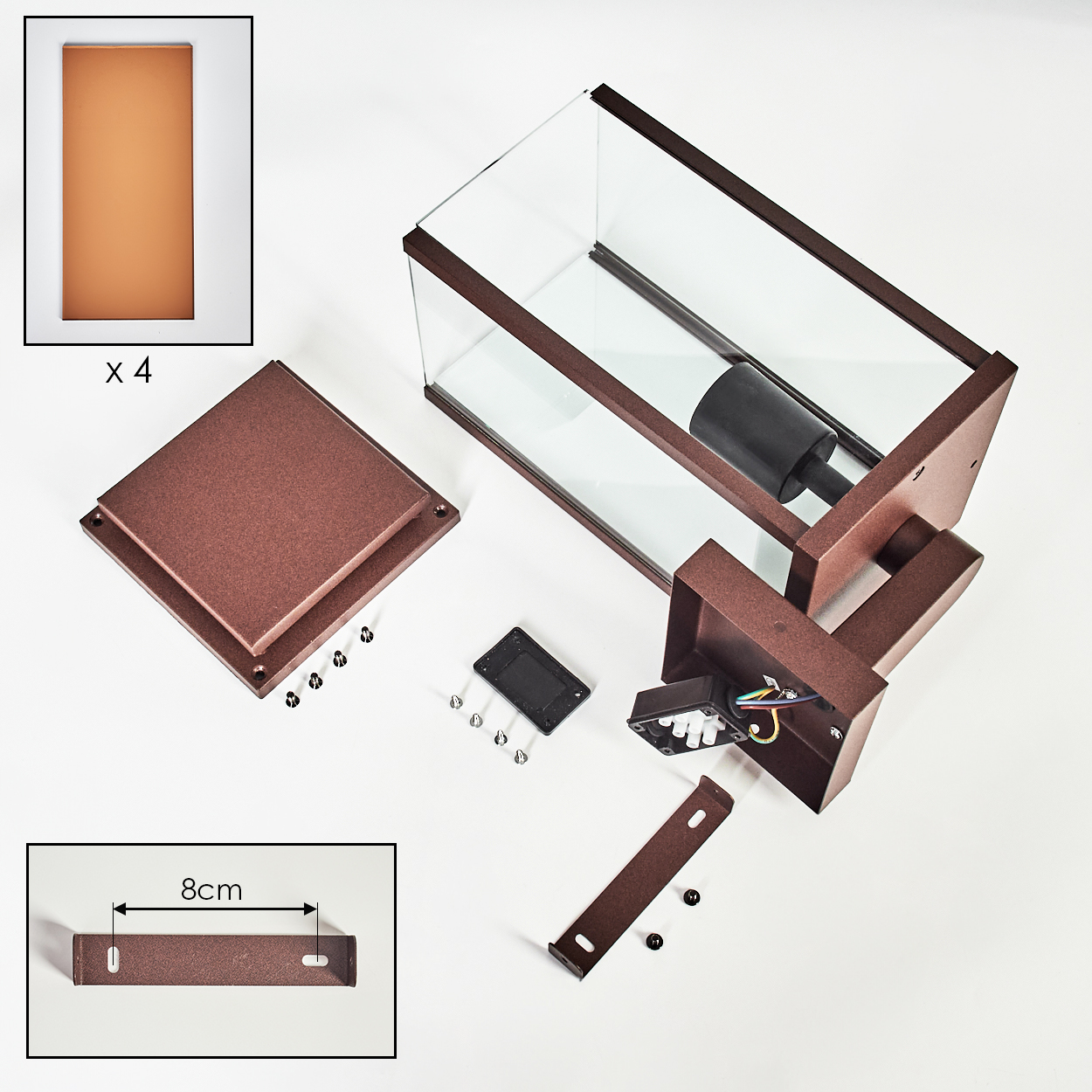 Zerlegte bronzefarbene Außenleuchte. Teile umfassen Glas, Sockel, Montagematerial und eine kleine Halterung.