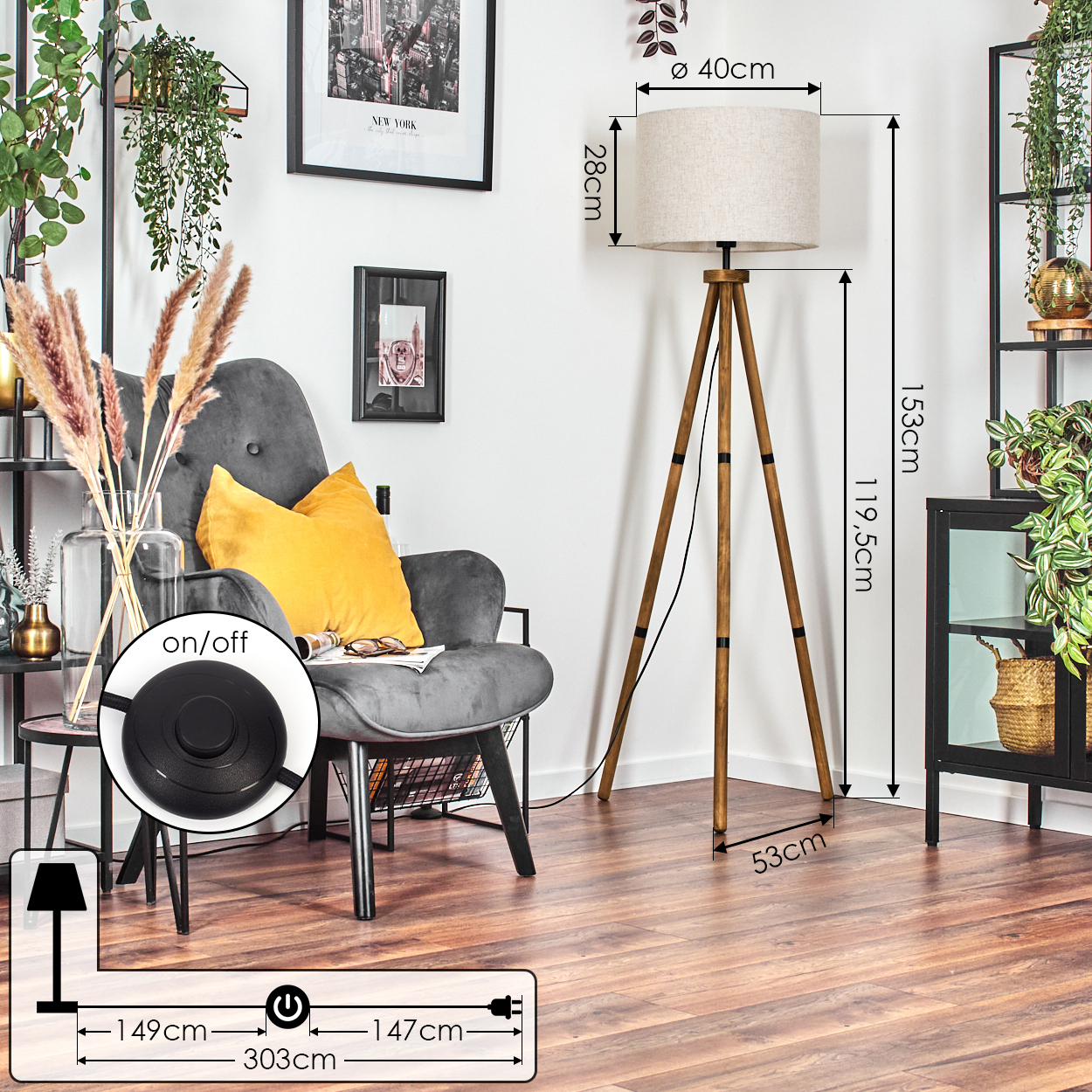 Ein Wohnzimmer. Eine Stehlampe steht in der Ecke. Ein Sofa, Bilder und Regale mit Pflanzen sind ebenfalls vorhanden.