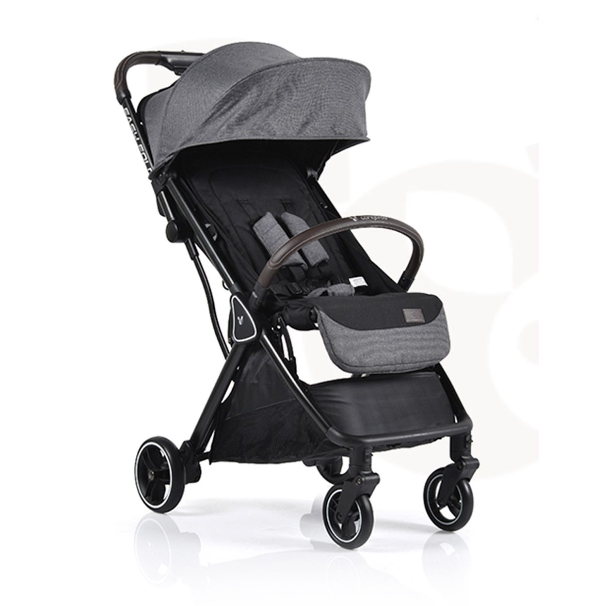 Grau-schwarzer Kinderwagen auf weißer Oberfläche, mit reflektierendem Schatten.