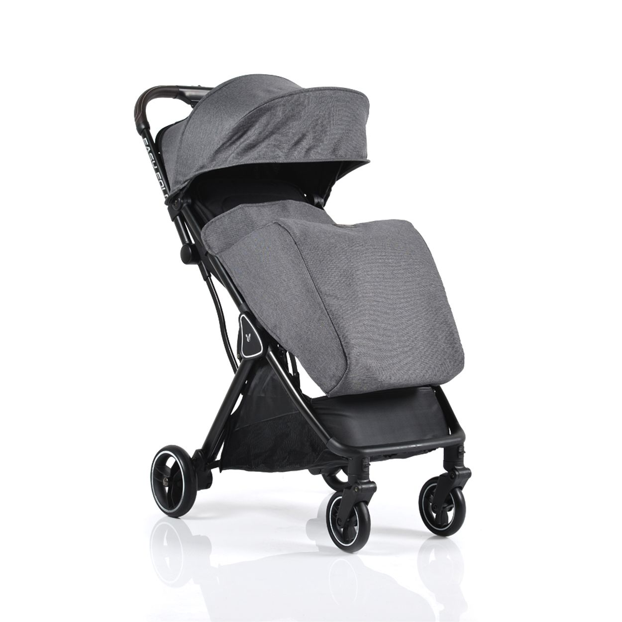 Grauer Kinderwagen mit Verdeck, auf weißer Oberfläche. Vorderansicht.