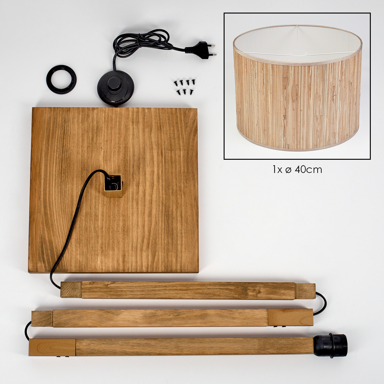 Komponenten für eine Stehlampe: Holzfuß, Schirm, Verkabelung und Fußschalter. Weißer Hintergrund.