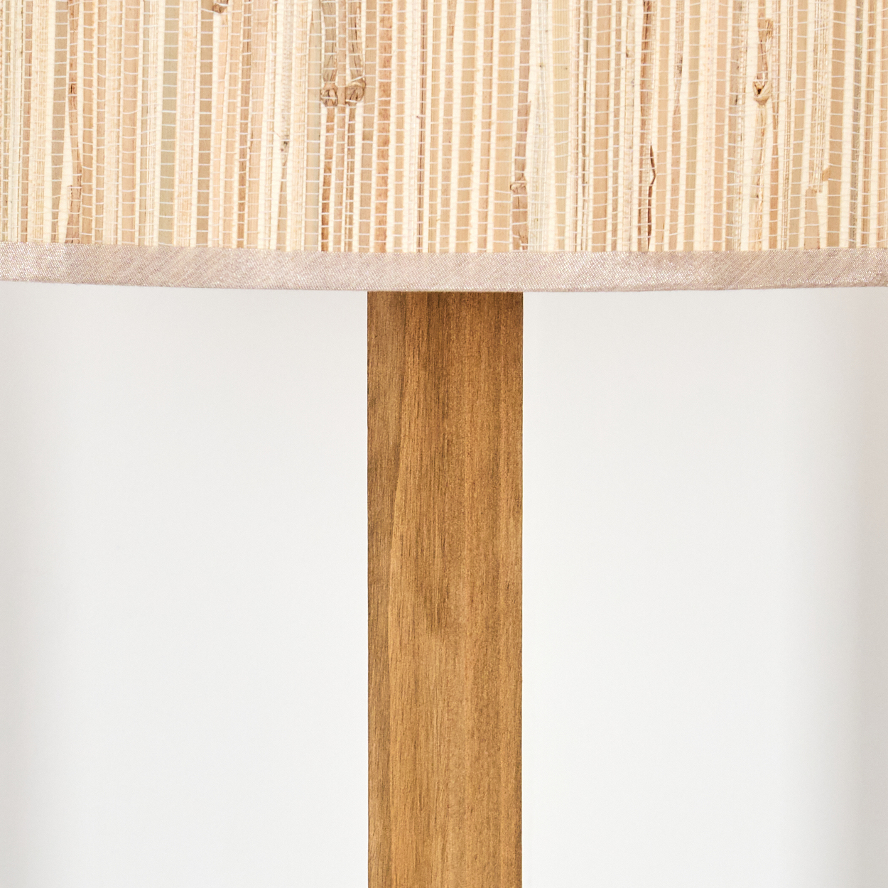 Nahaufnahme eines strukturierten Lampenschirms aus gewebtem Material. Hellbeige Farbe.