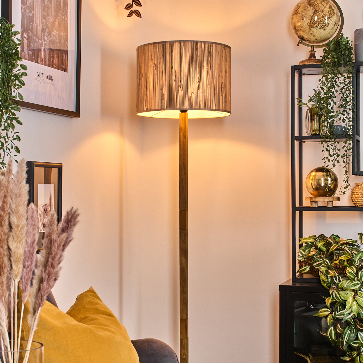 Wohnzimmer mit Holz-Stehlampe und Dekoration.