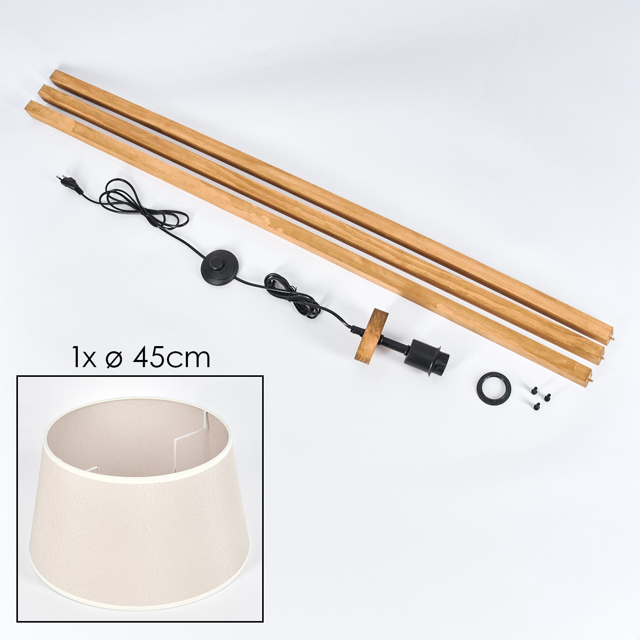 Komponenten einer Stehlampe: Holzstangen, ein Netzkabel, eine Lampenfassung und ein Lampenschirm.