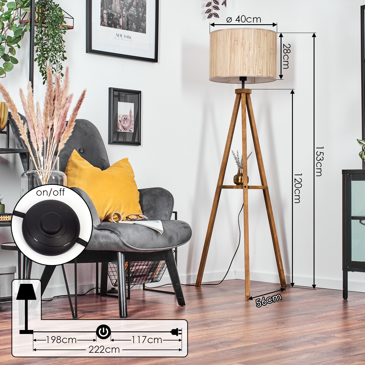 Stativlampe, Bambus-Schirm, Maße angegeben. Ein/Aus-Schalter, Stuhl und Deko.
