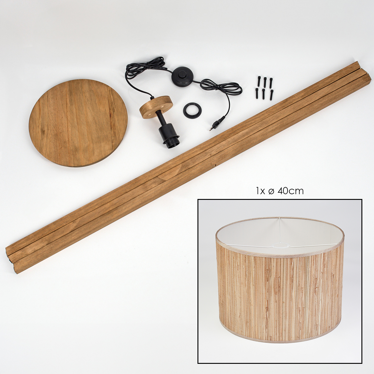 Zerlegte Stativlampenteile. Holzbeine, Lampenschirmmaterial, Hardware. Weißer Hintergrund.