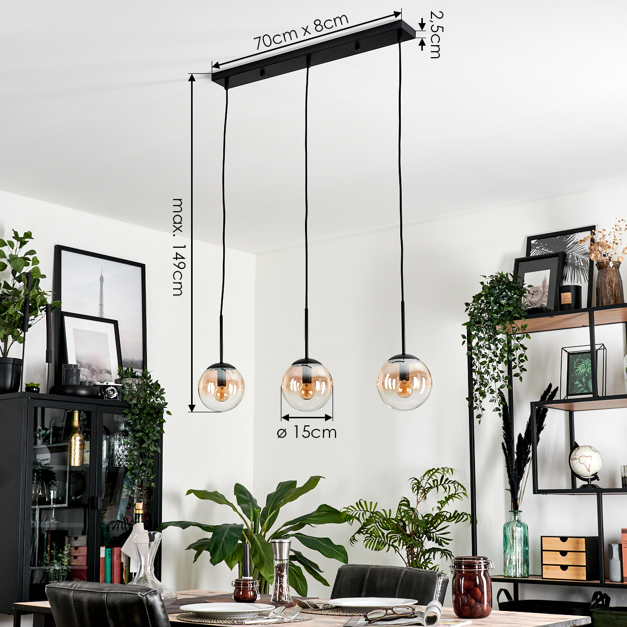 Esszimmer mit drei hängenden Kugellampen. Pflanzen und Dekoration sichtbar.