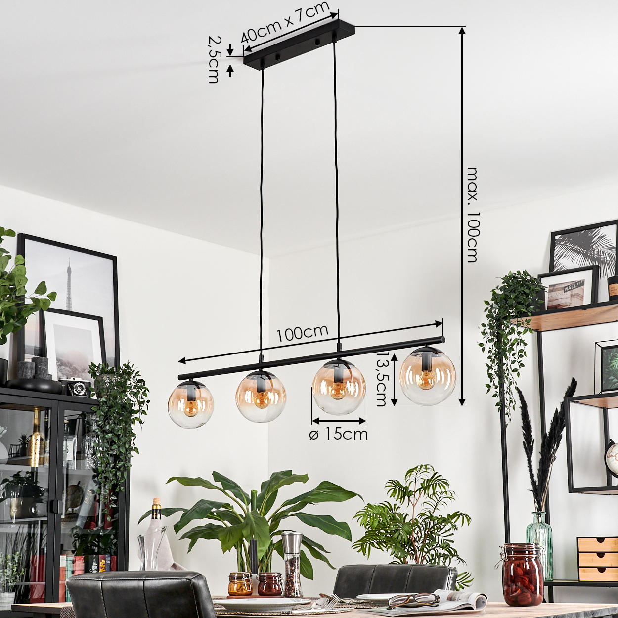 Ein Esszimmer mit einer linearen Pendelleuchte mit bernsteinfarbenen Glasschirmen, Pflanzen und Dekoration.