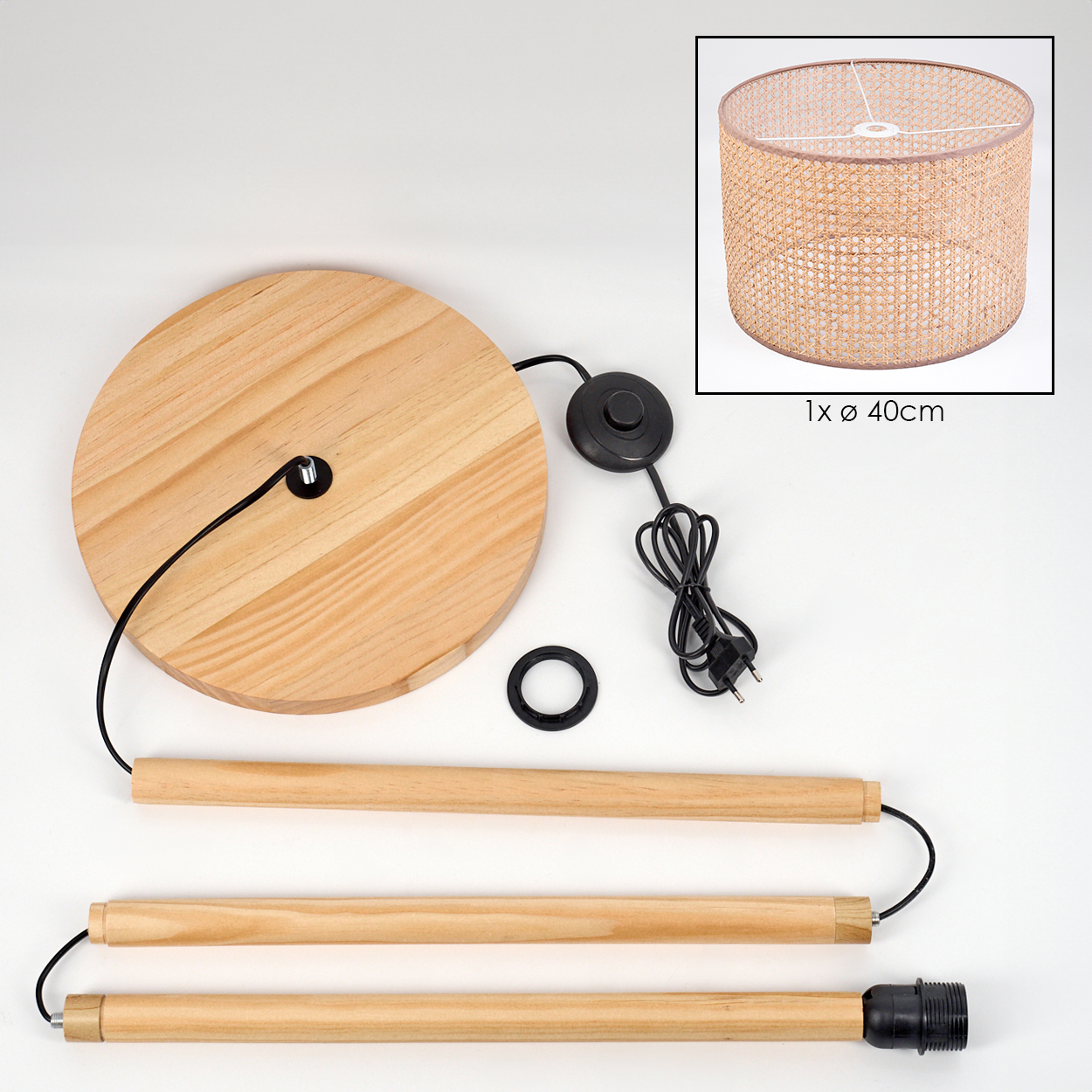Komponenten einer Stehlampe: Holzsockel, Schirm und Stangen, mit Stromkabel und Fußschalter.