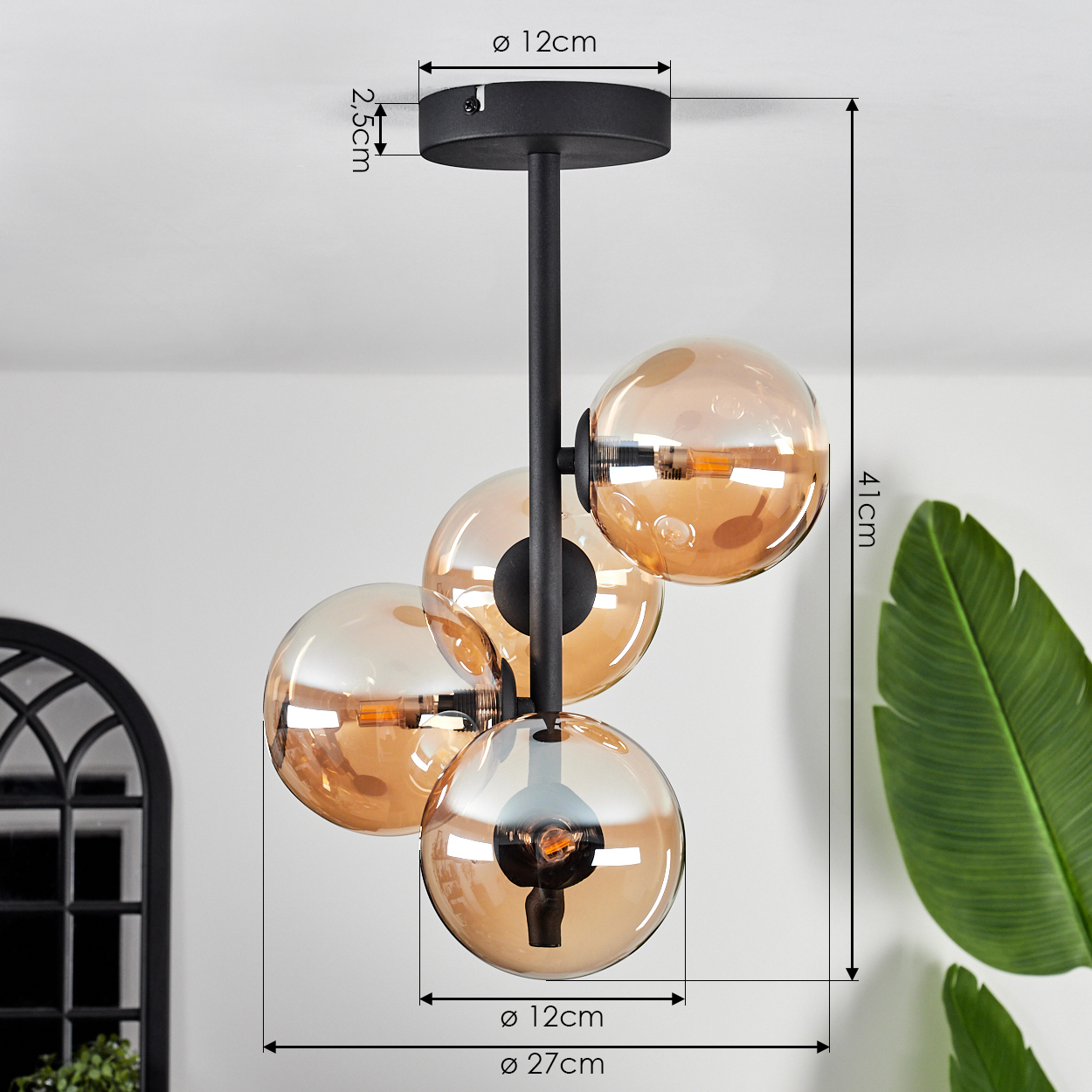 Schwarze Deckenlampe mit vier bernsteinfarbenen Glaskugeln. Abmessungen: 41cm hoch, 27cm breit, 12cm für die Kugeln.