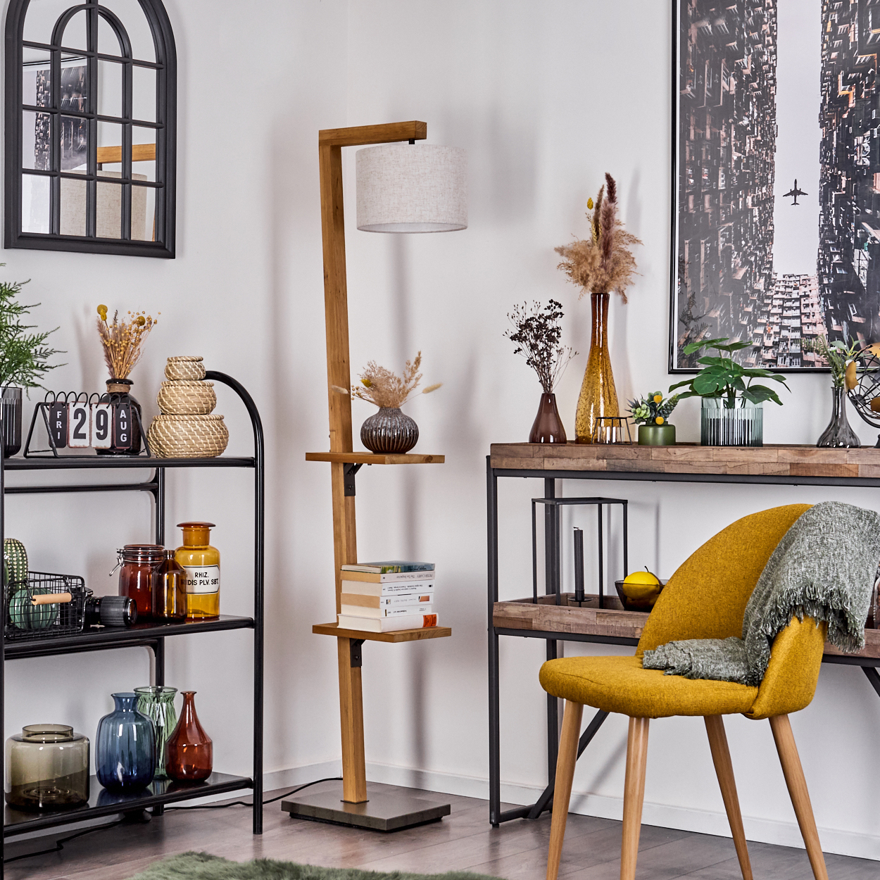 Interieur mit Stehlampe, Regalen und Deko; ein moderner Wohnraum.
