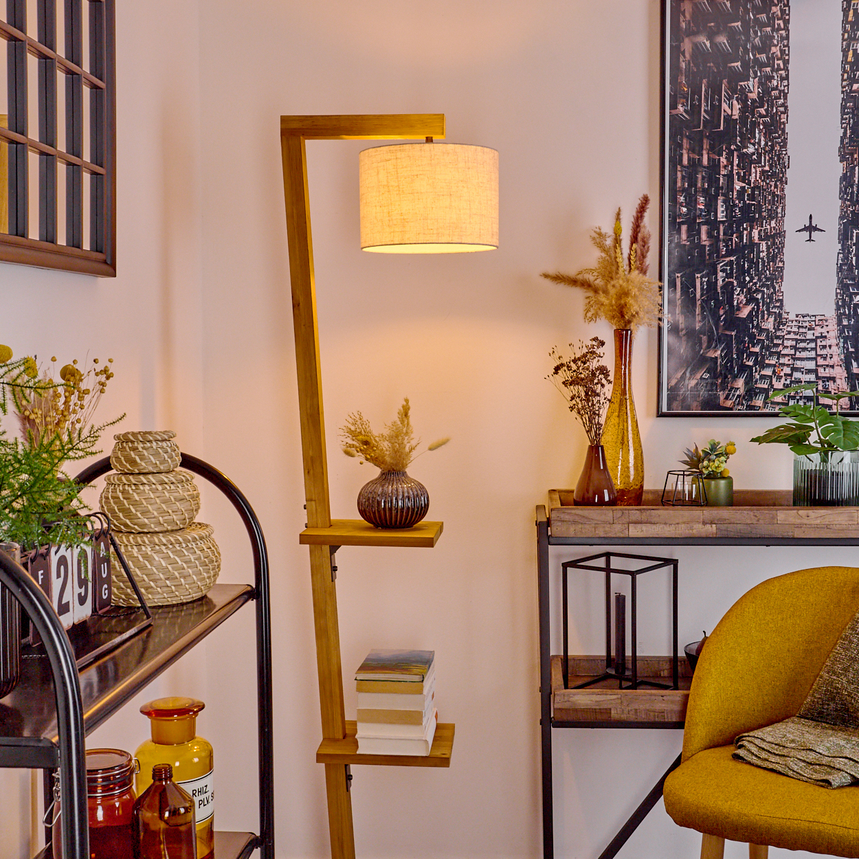 Zimmerinterieur mit Stehlampe und Deko, einschließlich gelbem Stuhl.