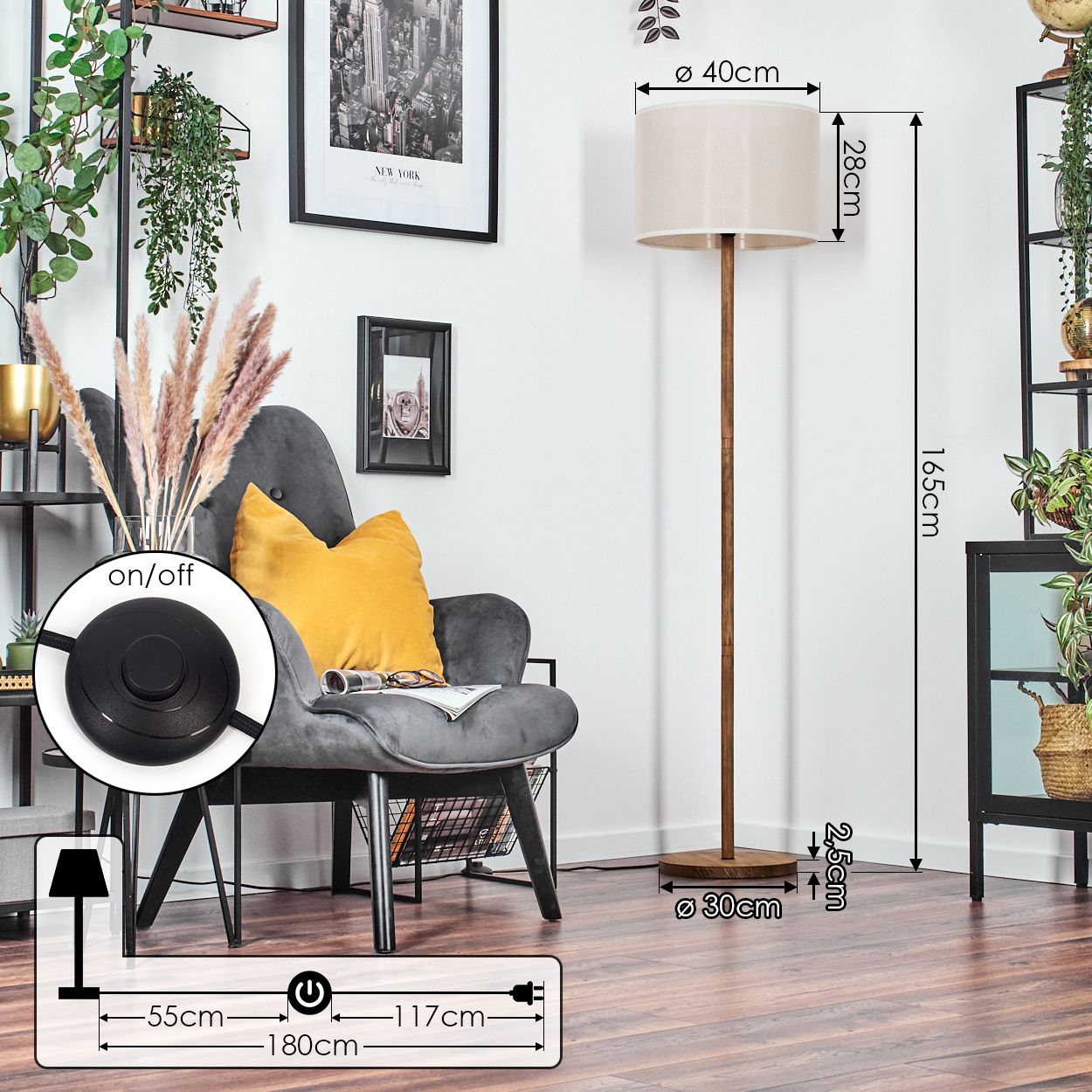Zimmerinterieur mit Stehlampe, Dekoelementen und Abmessungen.