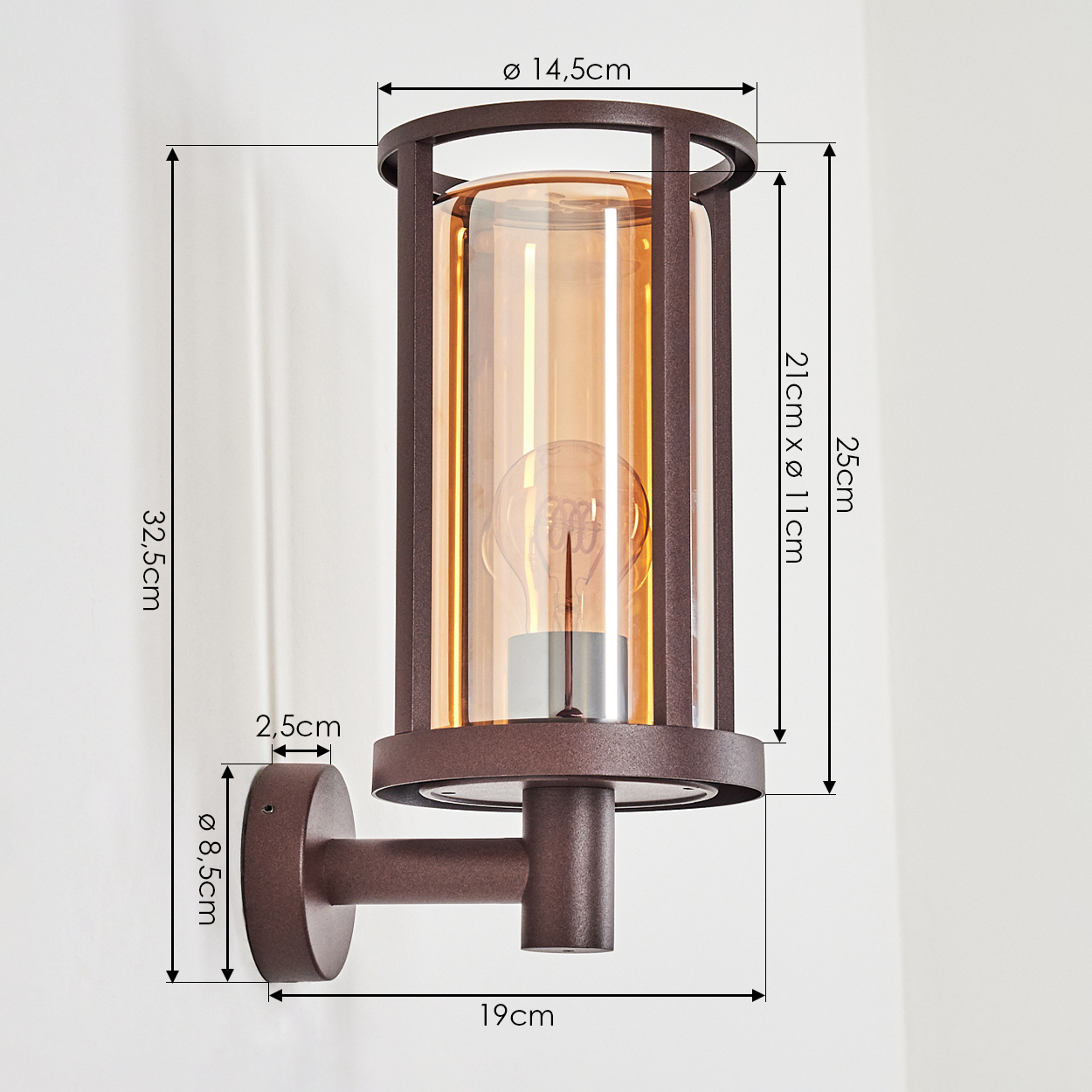 Eine Wandleuchte mit braunem Metallrahmen und bernsteinfarbenem Glasschirm, an einer weißen Wand montiert.
