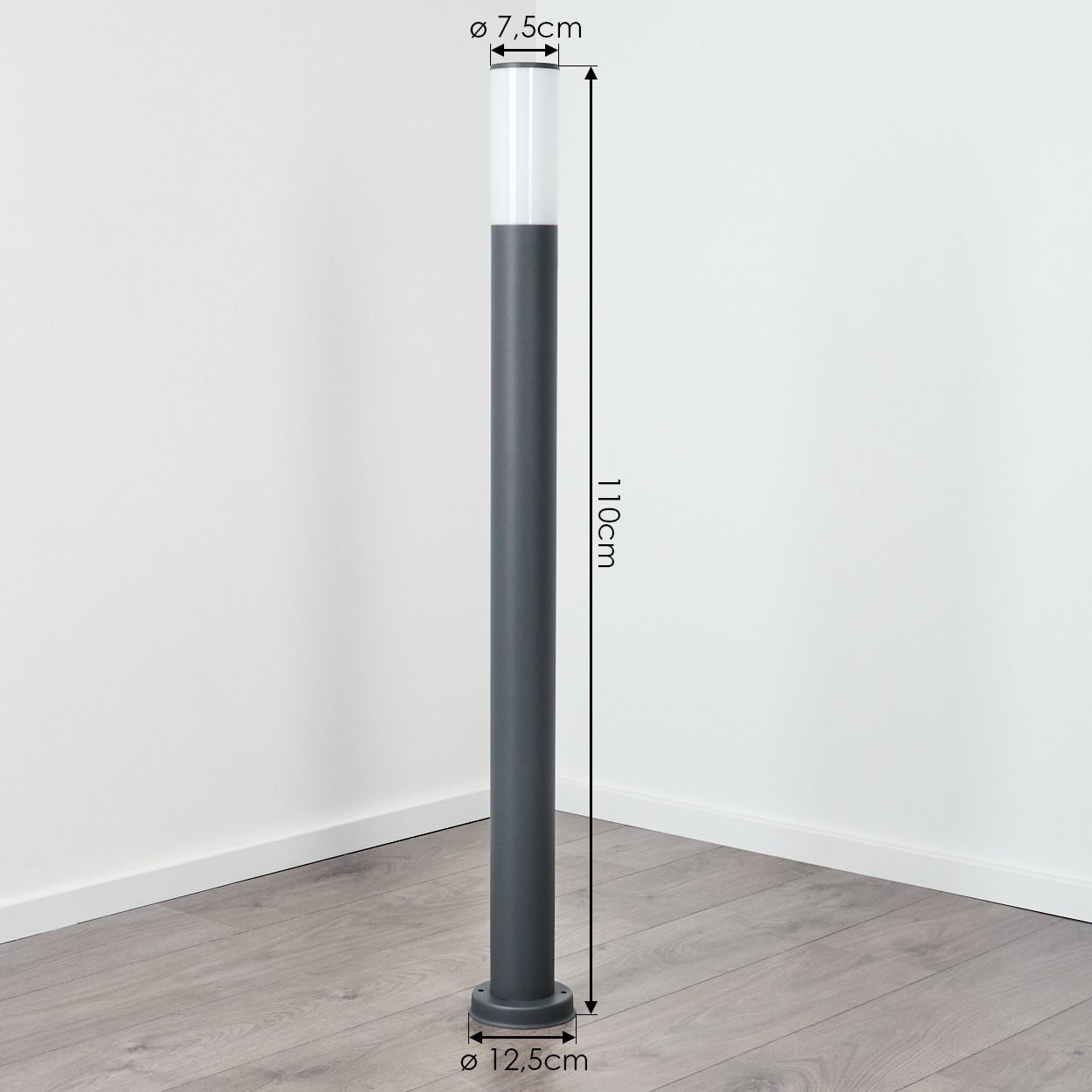 Außenlampe mit Abmessungen: 110cm Höhe, ø7,5cm oben, ø12,5cm Sockel. Die Lampe hat einen grauen Körper und weißen Top.