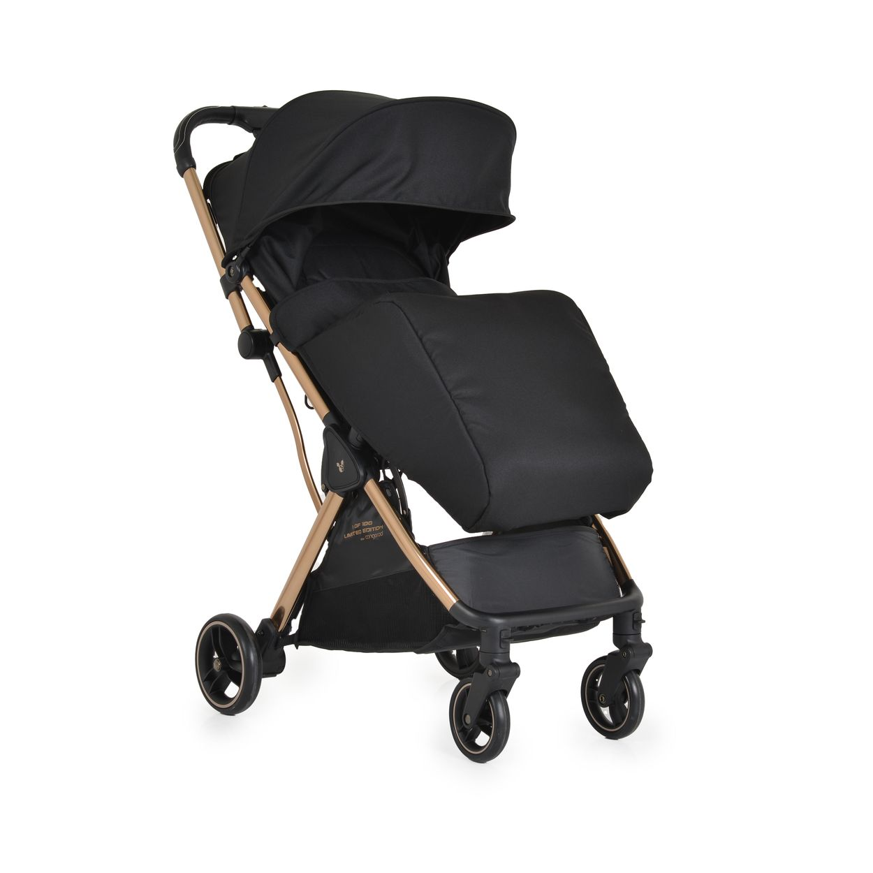 Schwarzer und goldener Kinderwagen mit schwarzem Verdeck und Sitz. Der Kinderwagen steht auf weißem Hintergrund.