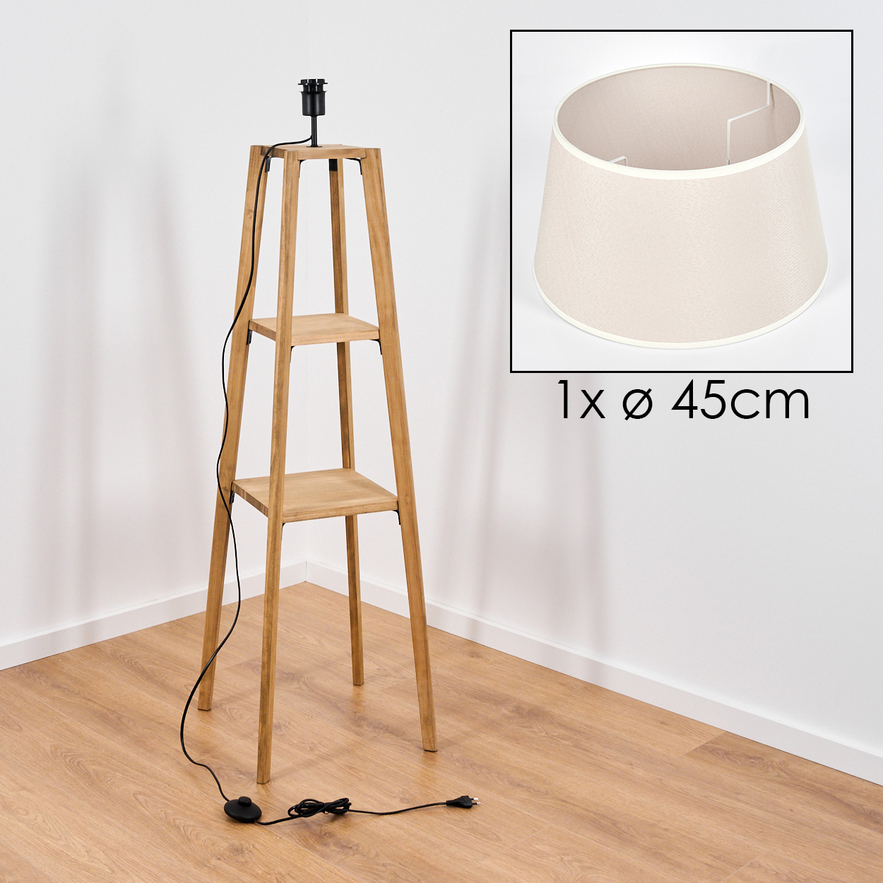 Stehlampe aus Holz mit beigem Lampenschirm. Die Lampe steht in einer Zimmerecke.