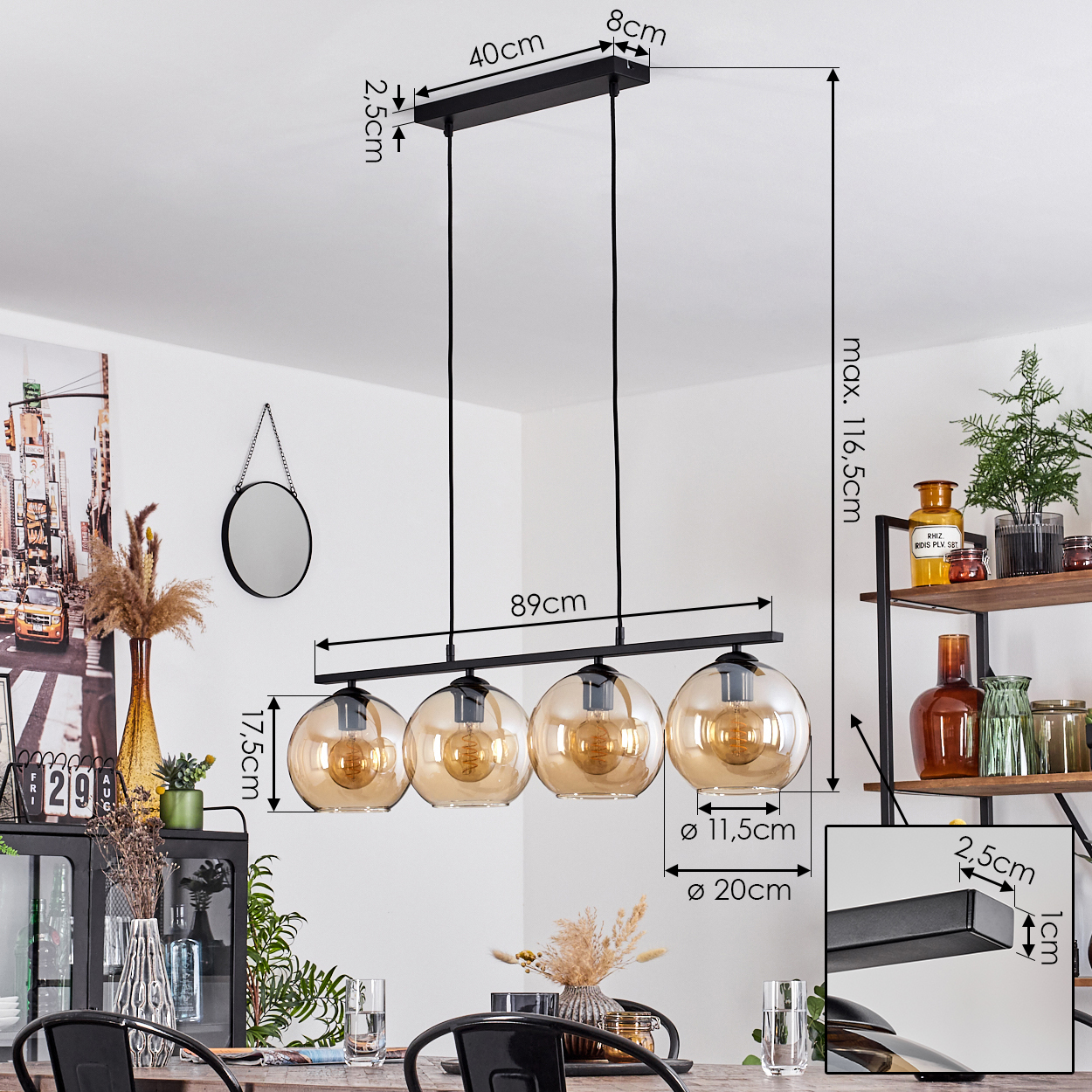 Vierflammige Pendelleuchte mit Maßen, die über einem Holztisch in einem Esszimmer hängt.