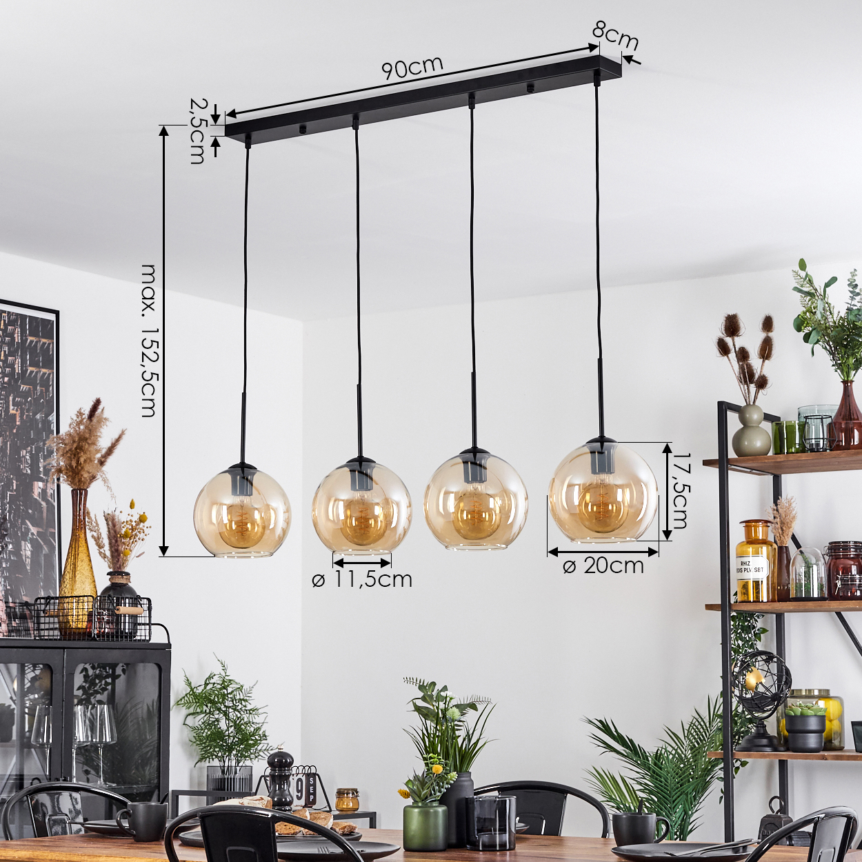 Vier Pendelleuchten mit bernsteinfarbenen Glühbirnen, Abmessungen beschriftet. Esszimmer-Setting mit Dekor und einem schwarzen Schrank.