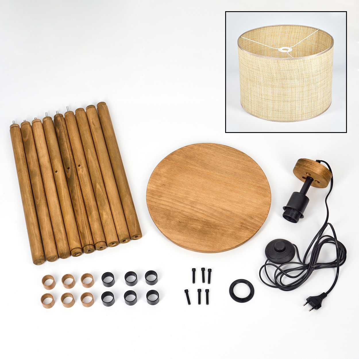 Zerlegte Stehlampenteile: Holzbeine, Schirm, Sockel und elektrische Komponenten. Weißer Hintergrund.