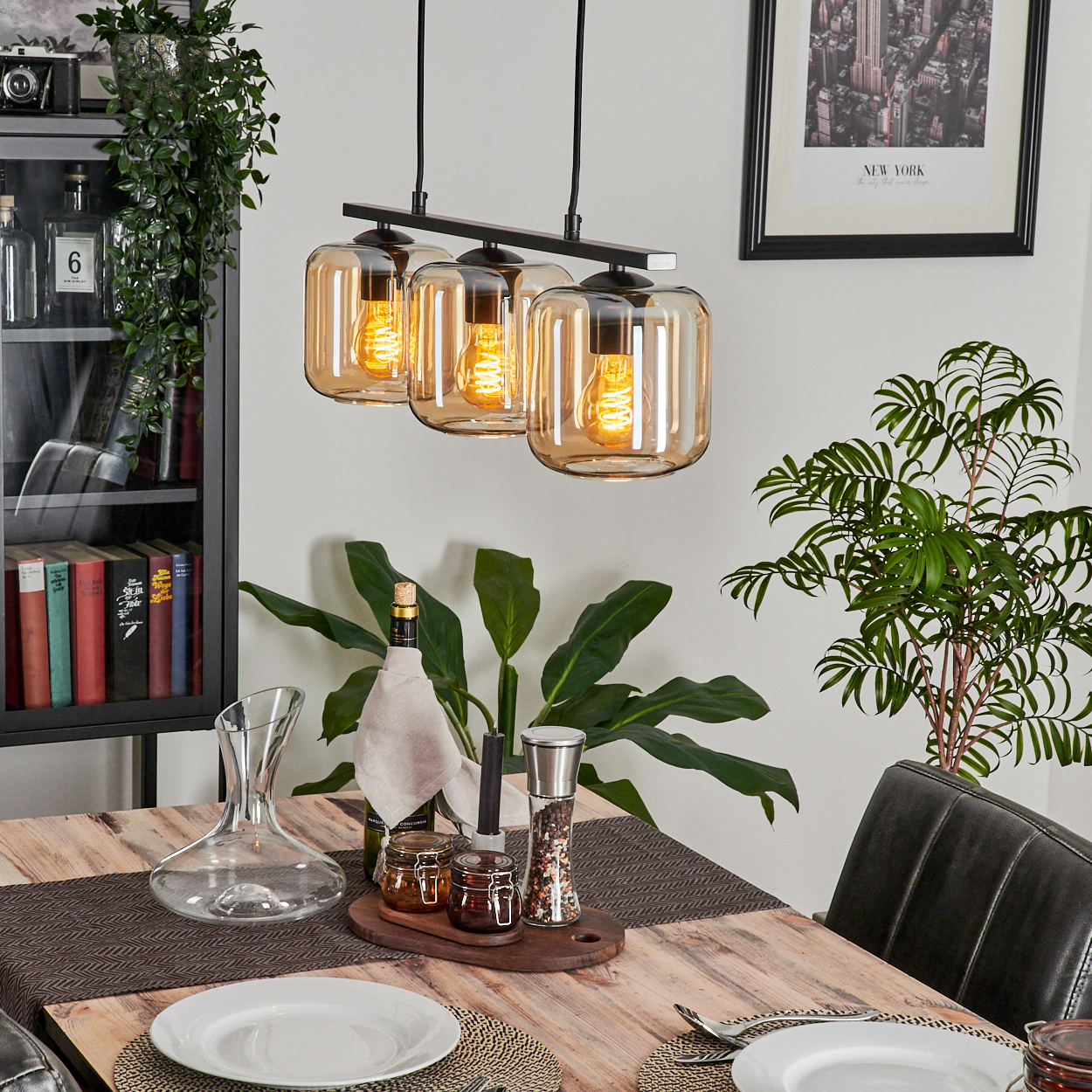 Essbereich, Tisch mit 3 Pendelleuchten, Essen und Dekoration.