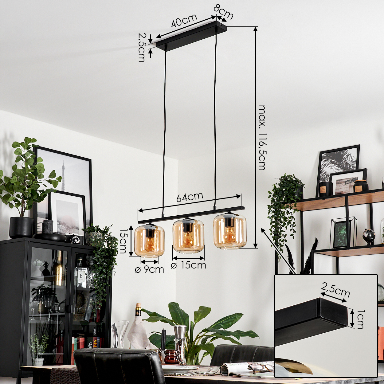 Modernes Esszimmer mit Deckenleuchte, Tisch mit Deko und Pflanzen; Abmessungen sind angegeben.